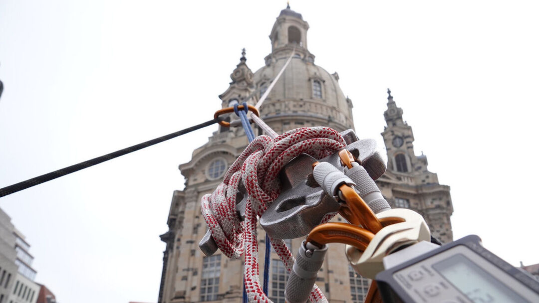 Das Ende der "Seilrutsche" ist am Löschfahrzeug befestigt.