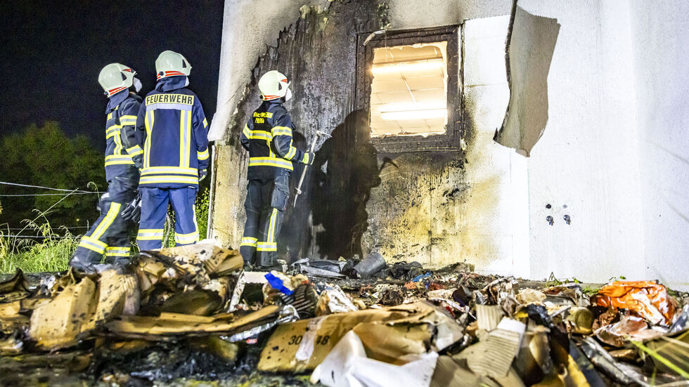 Das hätte übel enden können: In Pirna wurden mehrere Mülltonnen an einem Mehrfamilienhaus in Brand gesteckt.