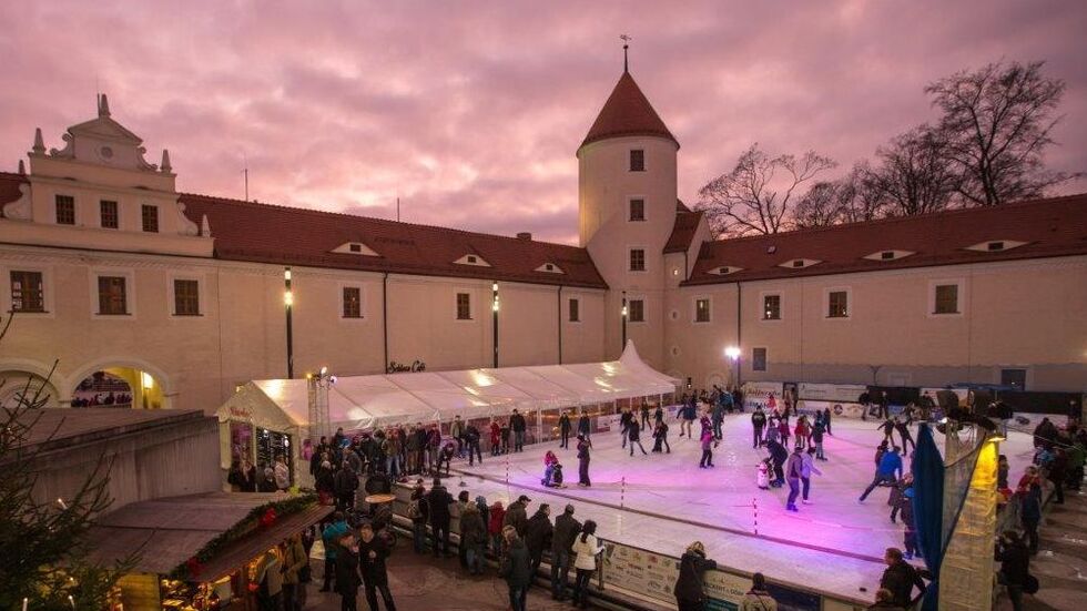 Die Eisbahn im Innenhof von Schloss Freudenstein. Die Eisbahn im Innenhof von Schloss Freudenstein.