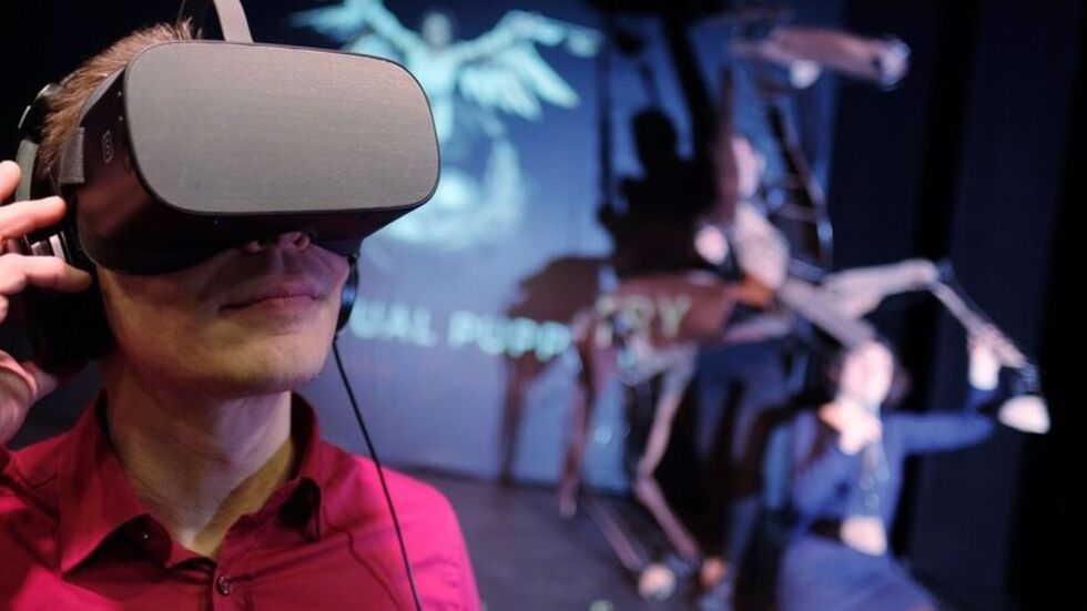Mitarbeiter des Puppentheaters Zwickau demonstrieren die virtuelle Darbietung der Ballade "Der Erlkönig". Es ist die erste Inszenierung des Hauses in Virtual Reality (VR). Mitarbeiter des Puppentheaters Zwickau demonstrieren die virtuelle Darbietung der Ballade "Der Erlkönig". Es ist die erste Inszenierung des Hauses in Virtual Reality (VR).
