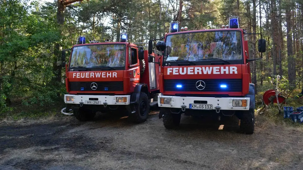 Mit so einem großen Feuerwehr-Fahrzeug ist der der Rettungssanitäter während einer Einsatzfahrt mit Blaulicht und Martinshorn geblitzt worden (Symbolbild). Mit so einem großen Feuerwehr-Fahrzeug ist der der Rettungssanitäter während einer Einsatzfahrt mit Blaulicht und Martinshorn geblitzt worden (Symbolbild).