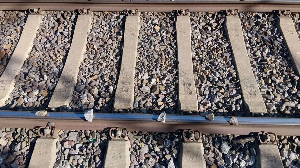 Leichtsinn am Bahnhof Frankenstein: 82 Schottersteine lagen auf den Gleisen zwischen Dresden und Chemnitz. Ein Zug wurde beschädigt.