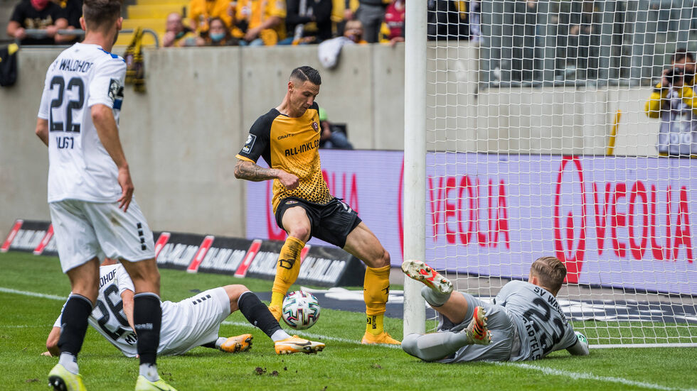 Panagiotis Vlachodimos kommt vor dem gegnerischen Tor einen Moment zu spät