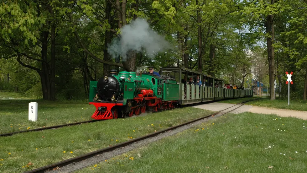 Ab Samstag können große und kleine Besucher wieder Runden mit der Parkeisenbahn durch den Großen Garten drehen Ab Samstag können große und kleine Besucher wieder Runden mit der Parkeisenbahn durch den Großen Garten drehen