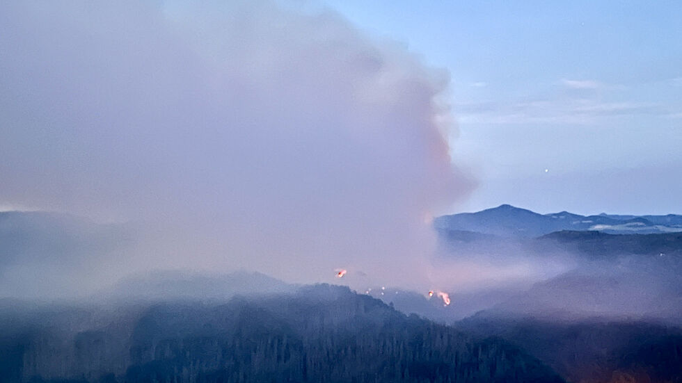 Das Feuer war am Sonntagabend noch weit zu sehen