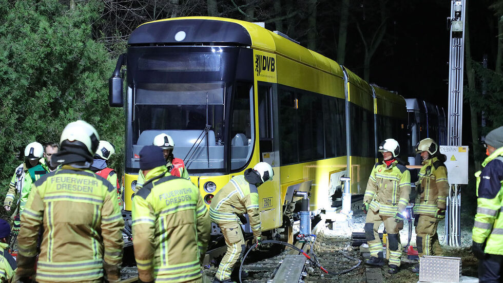 Feuerwehrleute bei der entgleisten Bahn.