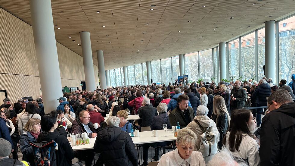 Die Cafeteria im 1. Obergeschoss ist öffentlich - mit Blick aufs alte Rathaus