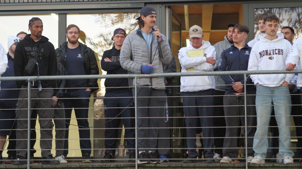 Justin Miller am Mikro - trotz kaputter Hände