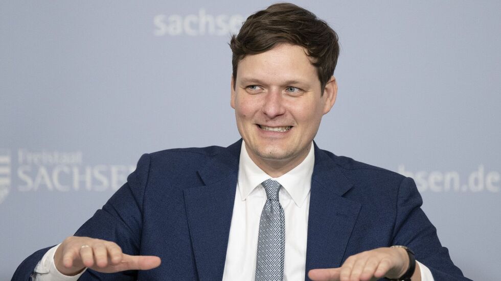 Kultusminister Clemens gerät zunehmend unter Druck Kultusminister Clemens gerät zunehmend unter Druck