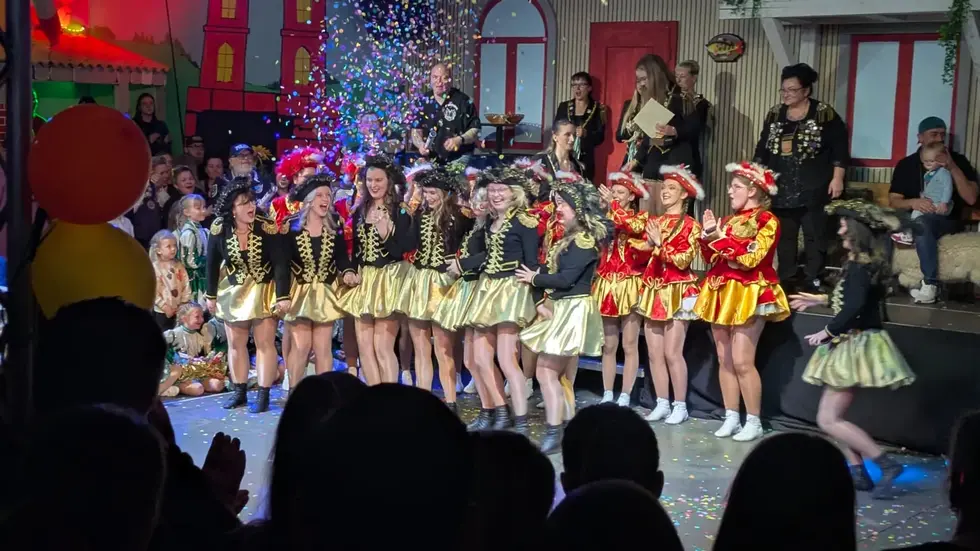 Jubel über den (Doppel)-Sieg: die Wilsdruffer Goldstückchen (in schwarz-gold) und die Funkengarde der Karnevalsvereinigung Stollberg Jubel über den (Doppel)-Sieg: die Wilsdruffer Goldstückchen (in schwarz-gold) und die Funkengarde der Karnevalsvereinigung Stollberg