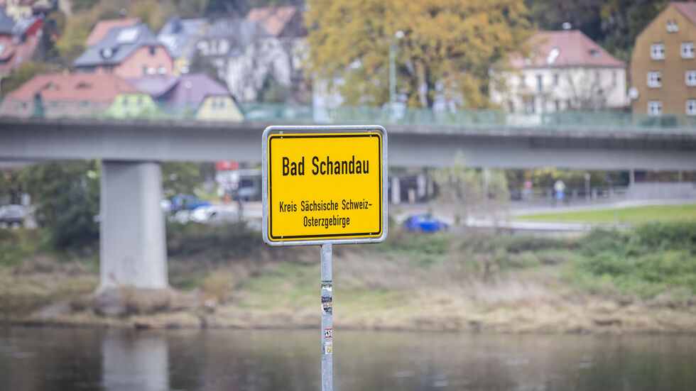 Die Spannbetonbrücke über die Elbe in Bad Schandau darf derzeit nicht befahren werden Die Spannbetonbrücke über die Elbe in Bad Schandau darf derzeit nicht befahren werden