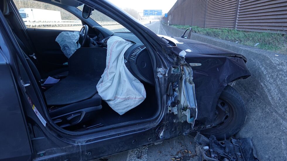 Der BMW-Fahrer wurde in seinem Wagen eingeklemmt und musste durch die Feuerwehr befreit werden. Der BMW-Fahrer wurde in seinem Wagen eingeklemmt und musste durch die Feuerwehr befreit werden.