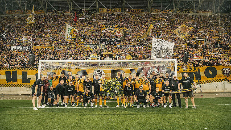 Die Mannschaft nach dem Sachsenpokalfinale vor dem K-Block im Rudolf-Harbig-Stadion.