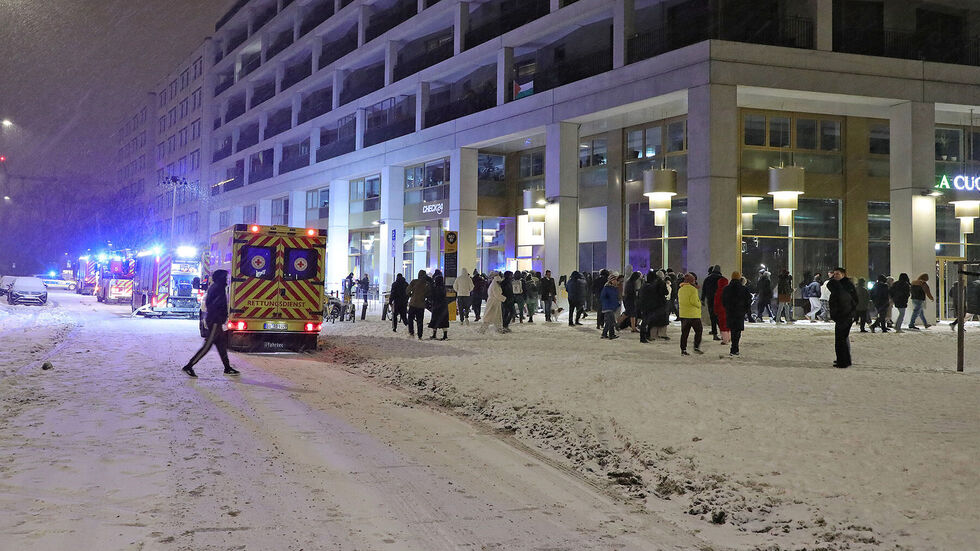 Die Brandmeldeanlage des Gebäudes auf der Annenstraße löste aus, rund 100 Bewohner verließen daraufhin das Mehrfamilienahaus Die Brandmeldeanlage des Gebäudes auf der Annenstraße löste aus, rund 100 Bewohner verließen daraufhin das Mehrfamilienahaus