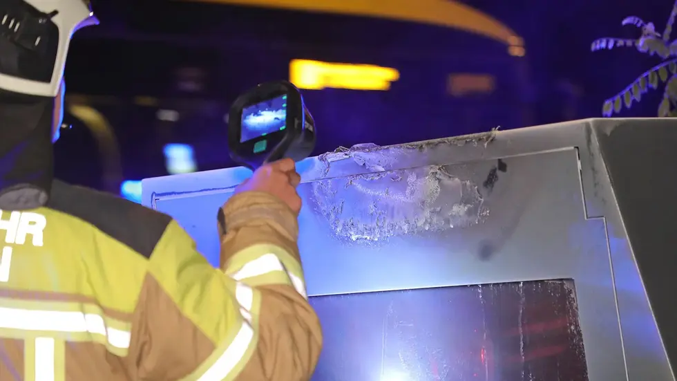 Die Feuerwehr kontrolliert die Brandstelle Die Feuerwehr kontrolliert die Brandstelle