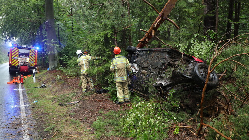 Die Feuerwehr bei den Bergungsarbeiten.