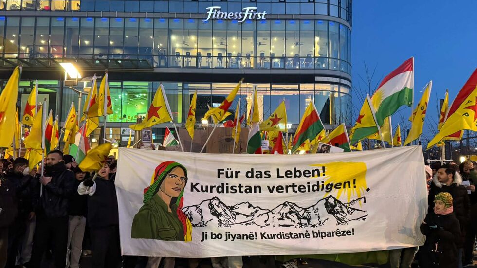Die Demonstranten am Wiener Platz in Dresden.