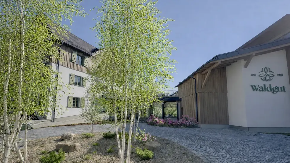 Lange war in diesen Gebäuden ein Kinderheim, nun ist es das Resorthotel Waldgut