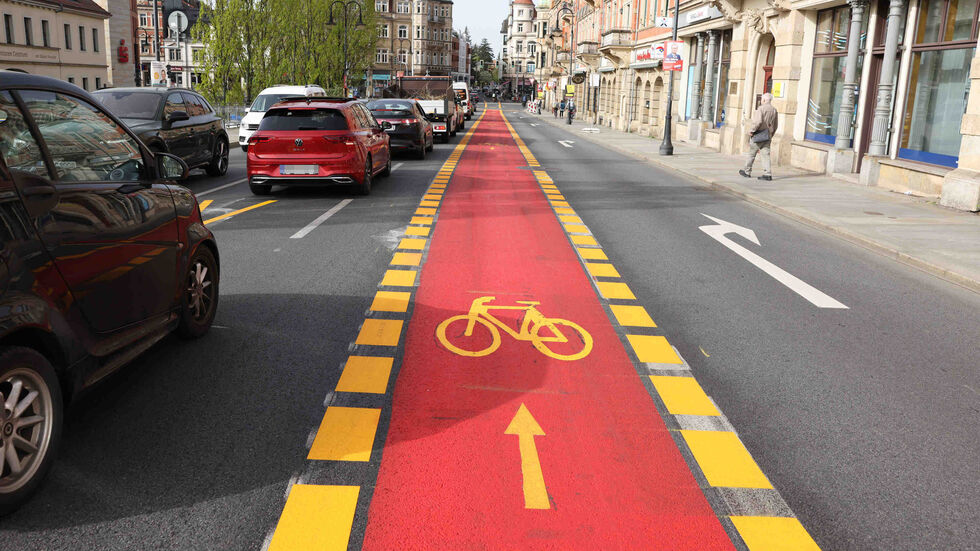 Mittlerweile sind die Radstreifen auf dem Schillerplatz wieder weg. Die Stadt zieht eine Bilanz.