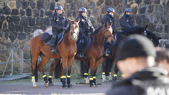 Die Polizei ist auch mit Pferden im Einsatz.