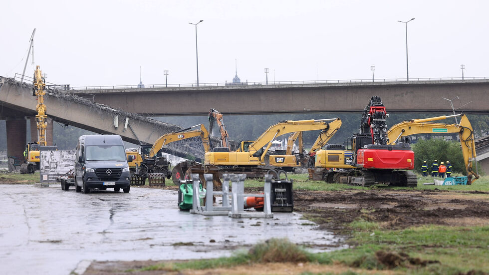 Die Abrissarbeiten am regenreichen Freitagmittag. Die Abrissarbeiten am regenreichen Freitagmittag.