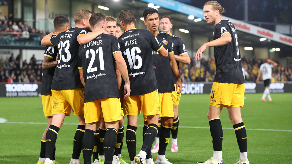 Dynamo jubelt über den Auswärtssieg in Verl Dynamo jubelt über den Auswärtssieg in Verl