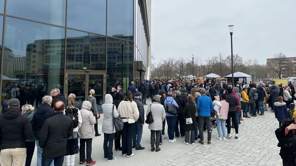 Lange Schlangen bildeten sich vor dem neu eröffneten Stadtforum. Das Interesse war groß