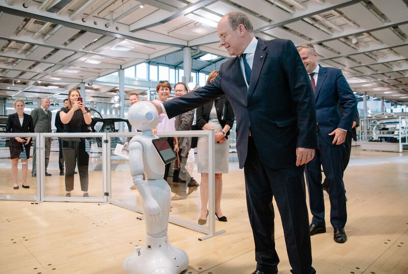 Tuchfühlung mit kleinem Robi: Fürst Albert II. von Monaco streichelt den Liebling der Kinder