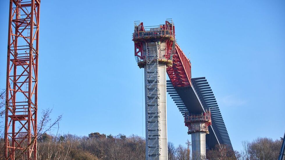 Die Brücke wird insgesamt 916 Meter lang.