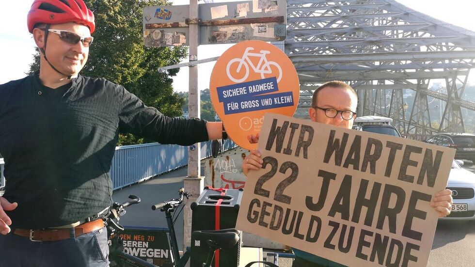 "Geduld zu Ende": Die Radler fordern Fahrradwege rund um und auf der Brücke.