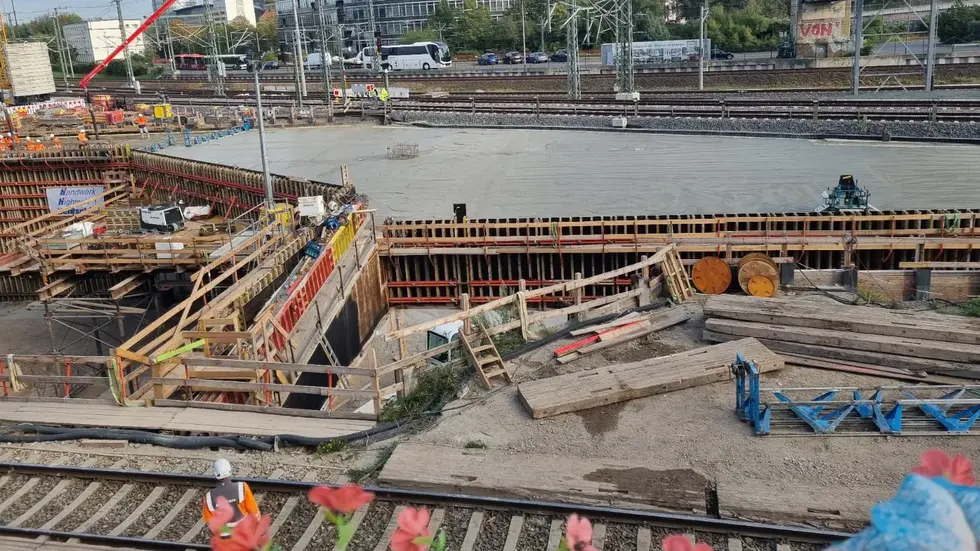 Die Westseite der neuen Eisenbahnüberführung wurde betoniert.