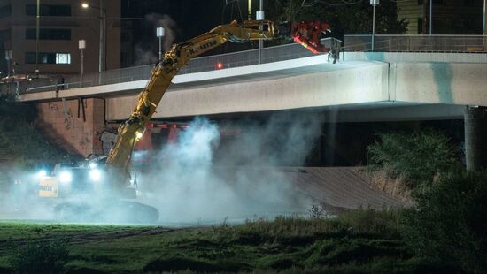 Die Arbeiten für den Abriss laufen auch in der Nacht.