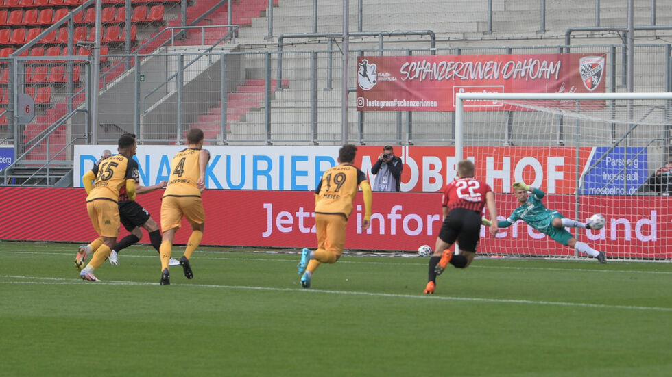 Torwart Kevin Broll kassiert per Elfer das 0:1