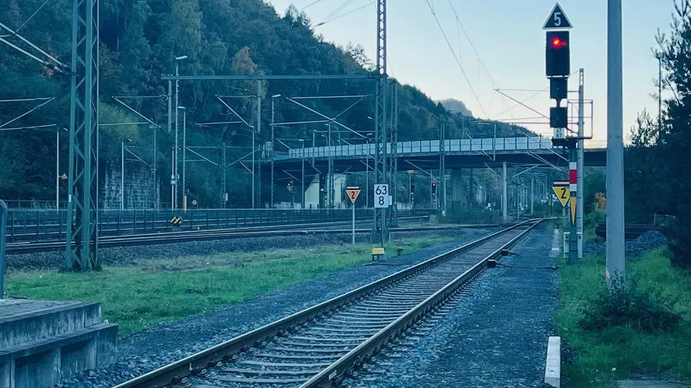 Diese Brücke über die Gleise in Bad Schandau muss ersetzt werden, nach rechts führt sie weiter auf die sich anschließende Elbbrücke