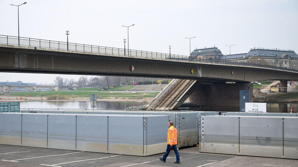 Die Pontons (im Vordergrund) stehen bereit, doch sie kommen nicht vor nächster Woche ins Wasser 