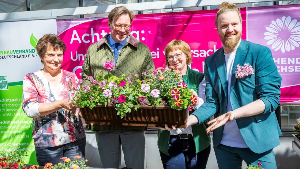 Georg-Ludwig von Breitenbuch (Sächsischer Staatsminister für Umwelt und Landwirtschaft) und Hannes Schrader (erste männliche Deutsche Blumenfee) präsentieren die Blumen des Jahres