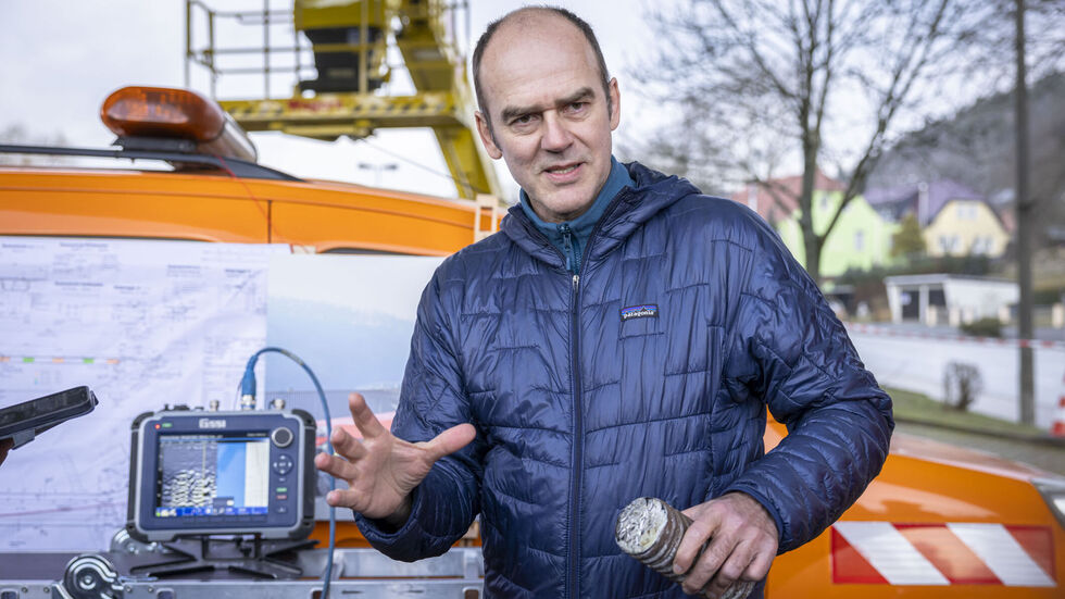 Prof. Marx hat ein Bündel Spannstahl in der Hand, der bei der Brückenprüfung unter die Lupe genommen wurde. Er sieht die Zukunft der Schandauer Elbbrücke zuversichtlich