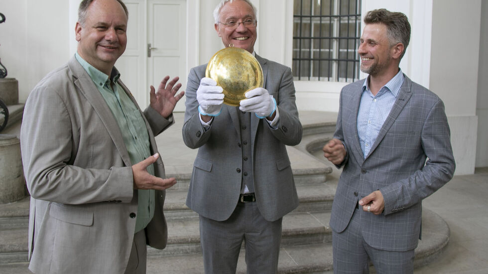 OB Dirk Hilbert, Direktor der Dresdner Museen Gisbert Porstmann und Thomas Steller, Direktor des Stadtmuseums bei der Übergabe des verlorenen Schatzes