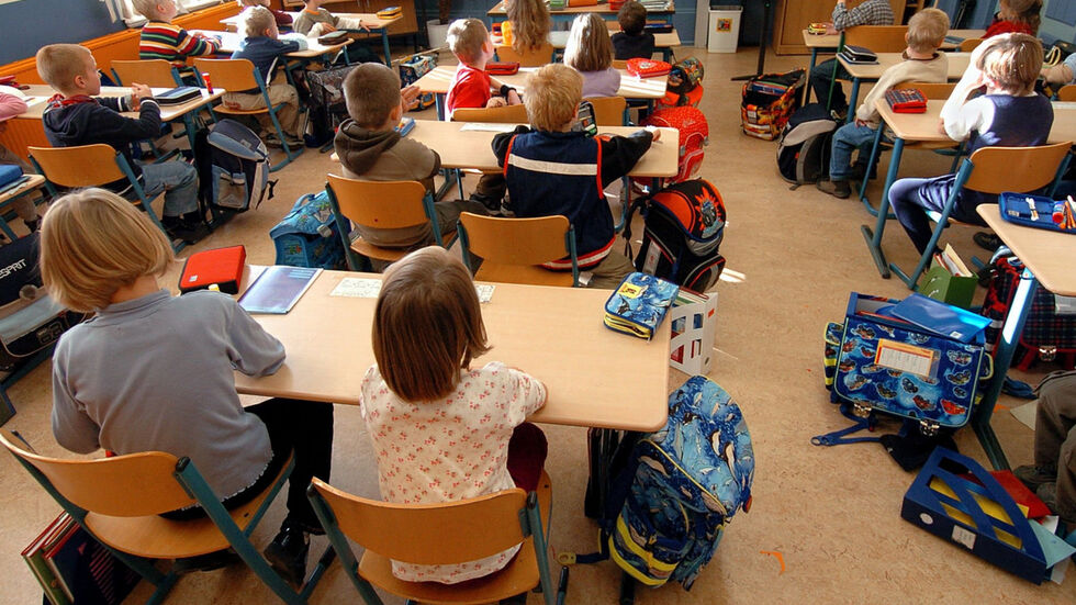 Schüler pauken im Unterricht und müssen verpassten Stoff jetzt oft in den Ferien "nachsitzen"