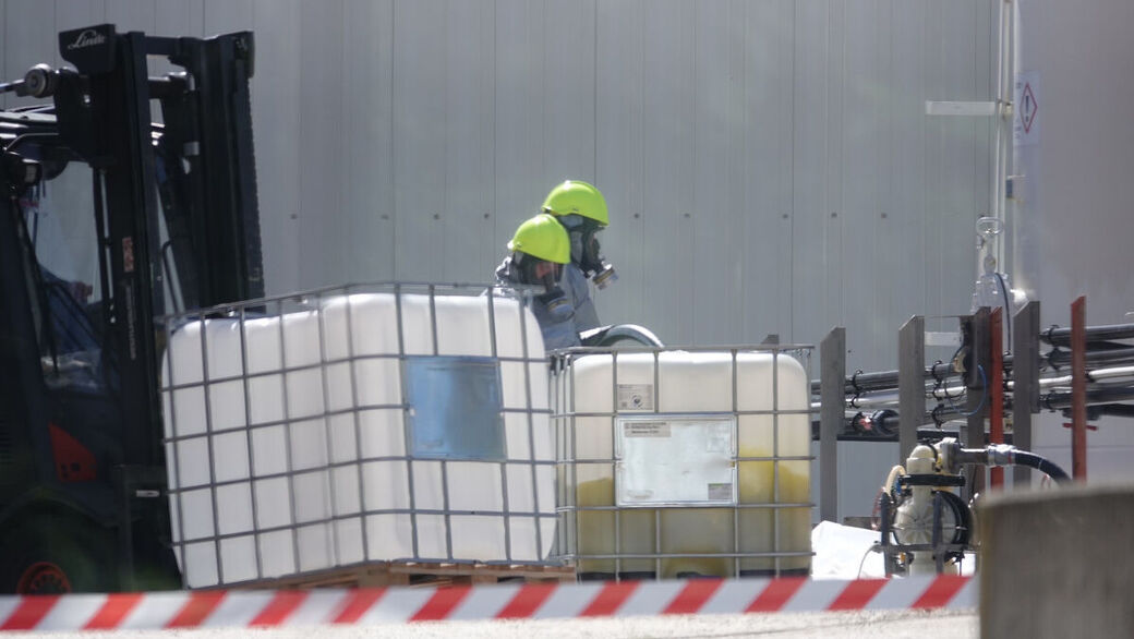 Spezialkräfte nähern sich der Säure mittels Schutzanzügen.