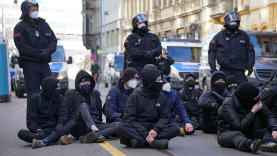 Gegendemonstranten bei einer Sitzblockade.