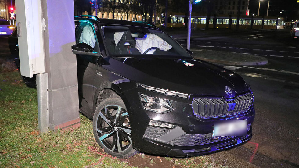 Der Skoda prallte gegen einen Mast. Der Skoda prallte gegen einen Mast.