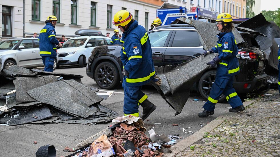 In Leipzig-Möckern stürzten Teile eines Dachs auf mehrere in der Christian-Ferkel-Straße parkende Autos und beschädigten diese schwer. In Leipzig-Möckern stürzten Teile eines Dachs auf mehrere in der Christian-Ferkel-Straße parkende Autos und beschädigten diese schwer.