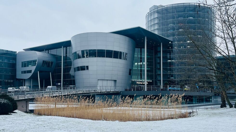 Die Gläserne Manufaktur öffnet wieder, der Auto-Turm ist (noch) fast leer