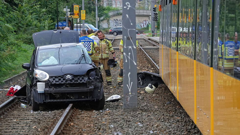 Durch den Aufprall schleuderte der Citroen ins Gleisbett.