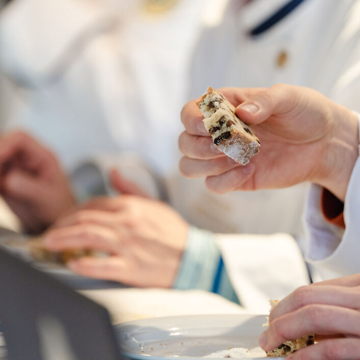 Die Striezel werden unter anderem auf Geschmack, Geruch und Beschaffenheit geprüft.