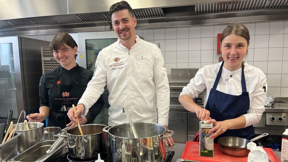 Philipp Haufe, selbst preisgekrönter Koch aus Heeselicht, übt mit Marlene Schweizer (li.) und Franka Schneider für die DM