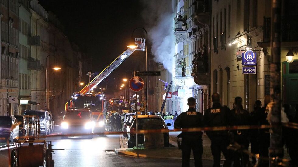 Aus dem Haus dringt dichter Qualm, die Wohnung steht in Flammen