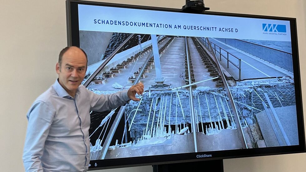Prof. Marx erklärt an der Bruchstelle der Brücke den kaputten Spannstahl