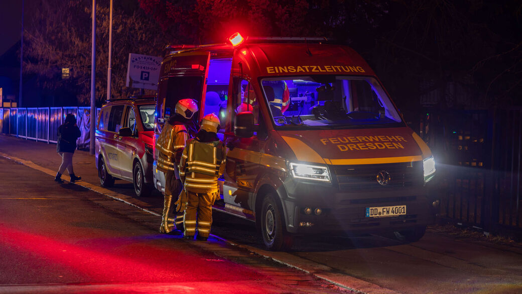 Die Feuerwehr auf der Niedersedlitzer STraße.